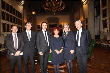 (v.l.) RA Paolo Grasso, Leiter des Rechtsamtes im Ministerium, Schulamtsleiter Peter Höllrigl, Landesrat Philipp Achammer, Ministerin Valeria Fedeli, K.-Abg. Renate Gebhard, Sen. Hans Berger. Foto: LPA/ Katharina Tasser