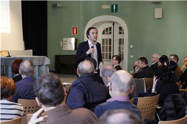 Bildungslandesrat Philipp Achammer begrüßte die anwesenden Schulführungskräfte. Foto: LPA/Verena Hilber