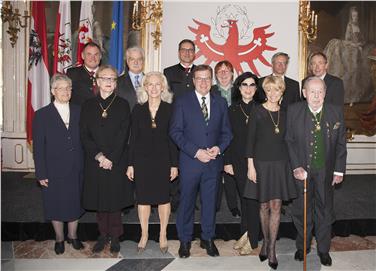 1. R.v.li.: E. Pfattner, F. Weinberger, I. Freudenthaler, LH G. Platter, E. Schlegel, G. Schiessling, O. Plattner. 2. R. v.l.: C. Ruetz, M. Forcher, LH A. Kompatscher, M. Hochleitner, R. Schretter, E. Jäger.  © Land Tirol/Frischauf