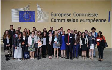 Gruppenfoto der letztjährigen Alpeuregio-Sommerstudierenden mit den Leitern der drei Vertretungen, Vesna Caminades (BZ), Richard Seeber (INN) und Valeria Liverini (TN) - Foto: LPA
