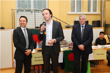 Kulturlandesrat Philipp Achammer (Mitte) und seine Amtskollegen Christian Tommasini (l.) und Florian Mussner (r.) begrüßten die Teilnehmer am Fest zum Tag der Muttersprache. Foto: LPA/me