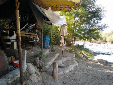 Dauerhaft haben sich Unbefugte an der Passer eingerichtet; ab 9. März beginnt das Amt für Wildbachverbauung West mit der Räumung des Geländes, um es wieder der Allgemeinheit zuzuführen. Foto: LPA/Judith Weißensteiner