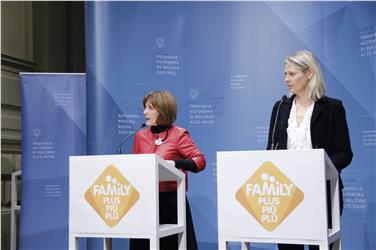 Landesrätin Waltraud Deeg und Gudrun Schmid stellten heute das FamilyPlus-Paket vor./Foto LPA rm