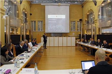 Der rund 20-köpfige Rat für Wissenschaft, Forschung und Innovation trifft sich einmal im Jahr. Heuer neu dabei: der Rektor der Freien Universität, Paolo Lugli.  Foto: LPA/mgp