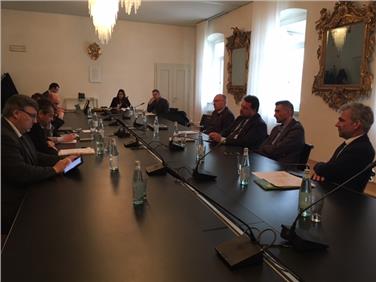 Landesrat Schuler (re.)  und seinem Trentiner Amtskollegen Dallapiccola (2.v.re.) bei der Sitzung der Landwirtschaftslandesräte der nördlichen Regionen Italiens. Foto: LPA/Ufficio Stampa Provincia autonoma di Trento