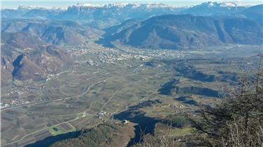 Dieser Winter war von außergewöhnlicher Trockenheit gekennzeichnet, wie auch der Blick von der Wetterstation am Gantkofel auf Bozen im Dezember zeigt. Foto: LPA/Landeswetterdienst