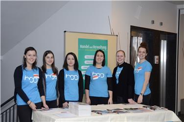 Schülerinnen der Landesberufsschule Gutenberg präsentierten Anschauungsmaterial zum Bereich Handel und Verwaltung.