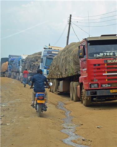700 LKWs donnern über die Piste, die mitten durch die staatenübergreifende Stadt Mutukula führt, oder warten stundenlang, um die Grenze zu passieren. Foto: LPA/V.Bussadori