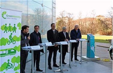 Nachhaltige Mobilität im Fokus: Reiterer, LR Theiner, LH Kompatscher, LR Mussner und Wohlfarter (FOTO: Roman Clara - www.provinz.bz.it/news)