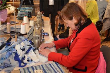 Soziallandesrätin Stocker bei ihrem Besuch in der Geschützten Werkstatt "Hope" - Foto: LPA/Anne Savio