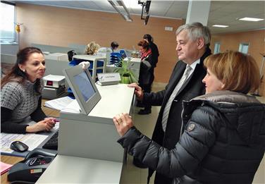 LRin Deeg und LR Mussner testen die Tablets an den Schaltern des Mobilitätsressorts (FOTO: Angelika Schrott - www.provinz.bz.it/news)