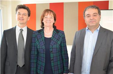 ASWE-Direktor Bizzotto, LRin Stocker und Abteilungsdirektor Critelli haben heute die Daten und Entwicklungen in Südtirols Sozialwesen vorgestellt - Foto: LPA/Anne Savio