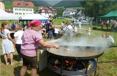 Sieger unter den 38 aus Südtirol eingereichten Projekten war vor zwei Jahren "'s Terner Schmelzpfandl" des Tourismusvereins Terenten mit Mühlen- und Erntefest, Almabtrieb und Bauernkuchl. Foto: 's Terner Schmelzpfandl