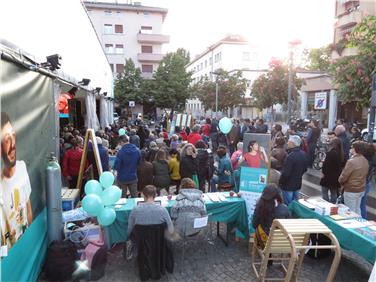 Unter den Finalisten einer italienweiten Ausschreibung: "Festival delle Resistenze Contemporanee" mit reger Beteiligung der Bevölkerung am Matteotti-Platz in Bozen. Foto: LPA/Cooperativa Young Inside