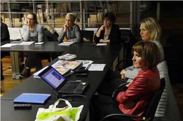 Infotreffen für Familienreferenten in Neumarkt mit LRin Deeg und Gudrun Schmid, Direktorin der Familienagentur./Foto LPA