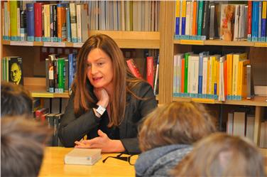 Literaturunterricht einmal anders – die Südtiroler Autorin Sabine Gruber während ihrer Lesung an der Oberschule für Landwirtschaft in Auer (2015)