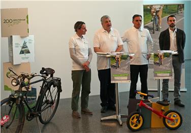 "Je mehr geradelt wird, desto mehr freut es die eigene Gesundheit, die Geldbörse und natürlich die Umwelt", so Irene Senfter, LR Florian Mussner, LR Richard Theiner und Harald Reiterer (FOTO: Angelika Schrott - www.provinz.bz.it/news)