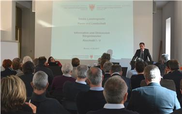 Landesrat Theiner hat heute den Gemeindenvertretern den Gesetzentwurf Raum und Landschaft vorgestellt - Foto: LPA