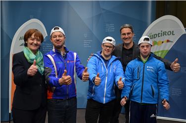Special Olympics: Die Südtiroler Delegation wurde heute durch LH Kompatscher und LRin Stocker verabschiedet - Foto: LPA/Barbara Franzelin