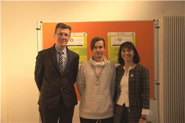 Der Gewinner in der Kategorie Junior Liam Zanettini mit Ressortdirektor Peter Höllrigl und der Koordinatorin der Olympiade Cristina Corbetta