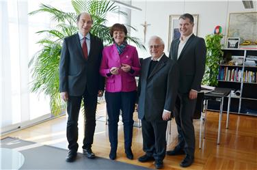 Die Schlüsselübergabe in Lengmoos am Ritten mit Landesrätin Martha Stocker, Prior Othmar Wieland und Caritas-Direktor Franz Kripp - Foto: LPA