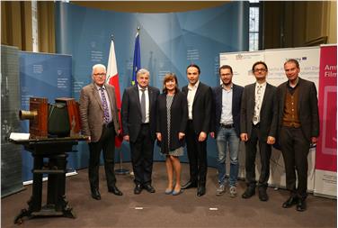 (v.l.) Richard Piock, Florian Mussner, Beate Palfrader, Philipp Achammer, Roland Griessmair, Martin Kofler und der frühere Brunecker Bürgermeister Christian Tschurtschenthaler. Foto: LPA/Ingo Dejaco