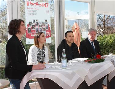 Landesrat Christian Tommasini und Bozens Bürgermeister Renzo Caramaschi haben die 47. Ausgabe des Schülerfestivals heute vorgestellt. Foto: LPA/F. Grigoletto