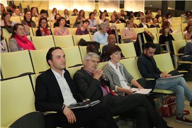Landesrat Philipp Achammer und Bereichsdirektor Rudolf Meraner nahmen heute an der Eröffnung der Tagung zum Thema Sprachkompetenzen an der Eurac teil. Foto: LPA/me