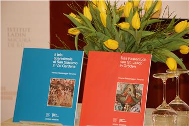 Das Buch zum Fastentuch von St. Jakob ist in deutscher und italienischer Fassung beim ladinischen Kulturinstitut erhältlich (FOTO: Istitut Ladin Micurá de Rü)