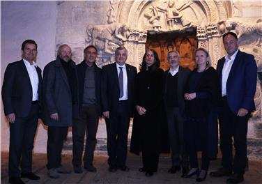 BM Erich Ratschiller, Lois Anvidalfarei, Gotthard Bonell, LR Florian Mussner, Roberta Dapunt, Marcello Fera, Karin Dalla Torre und Leo Andergassen (FOTO: Roman Clara - www.provinz.bz.it/news)