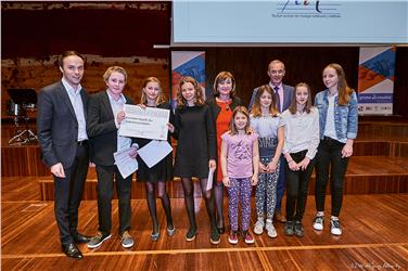 Landesrat Philipp Achammer mit den Gewinnern des Sonderpreises von der Musikschule Sterzing