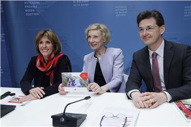 Sie stellten die Familienleistungen vor (v.l.): LRin Deeg, Violetta Plotheger und Eugenio Bizzotto./Foto LPA rm