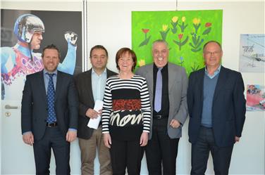 Landesrätin Stocker mit v. l. Oswald Mair (Direktor VdS), Luca Critelli (Direktor Abteilung Soziales), Norbert Bertignoll (Präsident VdS) und Moritz Schwienbacher (Vizepräsident VdS) - Bild: LPA/Barbara Franzelin