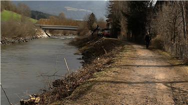 Unterhalb der Peintner Brücke werden am Rienzdamm bei St. Lorenzen Hochwasserschutzmauern errichtet. Foto: LPA/Amt für Wildbach- und Lawinenverbauung Ost