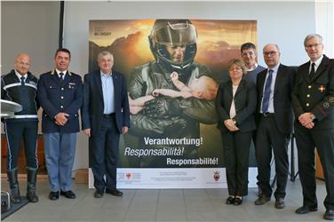 Major Christian Carli, Straßenpolizei-Leiter Bozen Giancarlo Conte, LR Mussner, Vize-Präfektin Francesca De Carlini, Benedetti, Pagani und Oberhollenzer mit dem neuen Plakat (FOTO: Roman Clara - www.provinz.bz.it/news)