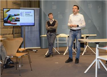 LR Tommasini: „Es ist wichtig, von der historischen 'Resistenza', dem Widerstand gegen den Faschismus, auszugehen und dessen Prinzipien neuen Formen der Widerstände zugrunde zu legen und auf diesem Weg die jungen Generationen mitzunehmen.&quot