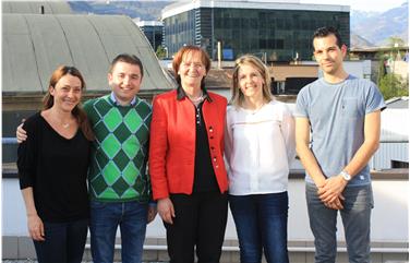 Christian Ladurner, Astrid Santoni, LRin Martha Stocker, Aurel Nebiaj und eine Mitarbeiterin bei der Eröffnung der Krankenpflegestation im Aufnahmezentrum "Ex Lemayr" (FOTO: Franco Grigoletto - www.provinz.bz.it/news)