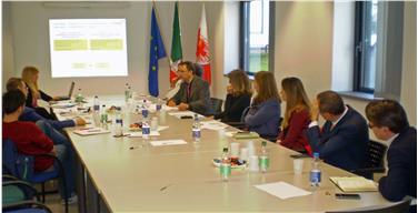 Die Arbeitsgruppe InnoBridge trifft sich mit den Stakeholdern. 6.v.r. Amtsdirektor Franz Schöpf. Foto: LPA/Amt Inovation