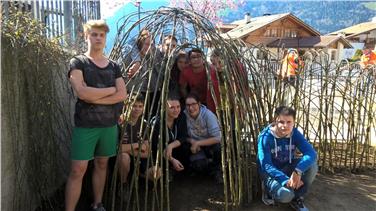 Die Schüler der 1C vor und in dem neuen Weidenhaus. Foto: Fachschule Laimburg