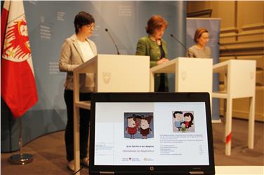 Landesrätin Stocker hat heute die neue Broschüre "Erste Schritte in der Adoption" vorgestellt - Foto: LPA/mb