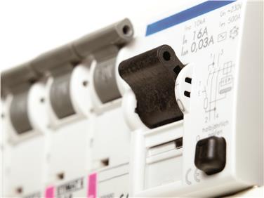 Der Gang zum gesprungenen Sicherung im Stromschalterkästchen müsste der Vergangeheit angehören. Foto: LPA/Alperia