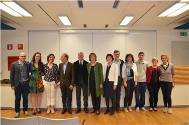 Strahlende Gesichter bei der Diplomübergabe - Foto: LPA/Martina Untermarzoner