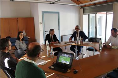 Nach Neuunterzeichnung gemeinsame Forschungsprojekte besprochen (v.li.): Peter Robatscher, Thomas Letschka, Jennifer Berger, Rektor Märk, Laimburg-Direktor Oberhuber, Leiter Landesweingut Laimburg Günther Pertoll. Foto: VZ Laimburg