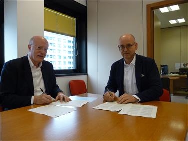 Gianfranco Cesarini Sforza, Leiter der Trentiner Agentur für Kläranlagen, und der Leiter der Südtiroler Landesumweltagentur Flavio V. Ruffini haben heute die technische Vereinbarung zur Verwertung von Hausmüll aus dem Trentino in Boze