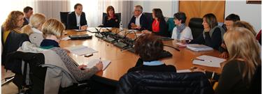 Zu einem Gespräch über den Vertrag des Kindergartenpersonals trafen sich heute die Landesräte Philipp Achammer und Waltraud Deeg mit den Vertretern der Gewerkschaften. Foto: LPA/me