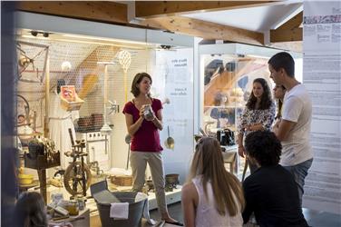 Jugendliche im Frauenmuseum in Meran (FOTO: Alex Filz)