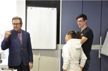 Marco Forni mit Schülern der Fachoberschule für Wirtschaft, Grafik und Kommunikation in Brixen