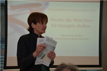 Landesrätin Martha Stocker heute Morgen Einblick in den von der Landesregierung am 7. Februar genehmigten Gesetzentwurf zur Neuordnung des Landesgesundheitsdiensts gegeben - Foto: LPA/Barbara Franzelin