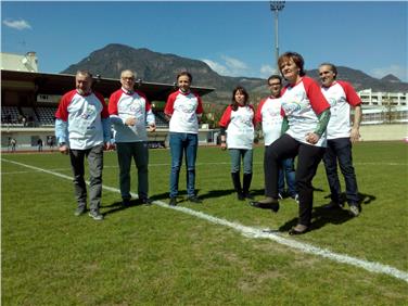 Landesrätin Stocker hat heute das das Fußballturnier mit den Spielern des FC Südtirol, den Spielerinnen des AFC Unterland Damen und den Flüchtlingen der Aufnahmezentren angestoßen - Foto: LPA/B.Franzelin