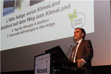 Landesrat Richard Theiner hat beim heutigen Tag der Energie an der Eurac die Strategien erläutert, durch die Südtirol zum KlimaLand werden soll - Foto: LPA/mb